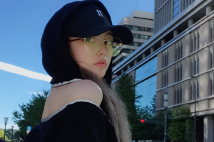 罗志祥女友对镜秀香肩美背时尚性感