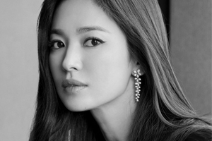 宋慧乔秋季写真气质典雅黑裙造型简约干练