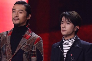 易烊千玺胡歌帅气同框潇洒聊新电影