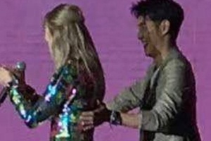 霉霉见面会主持人肢体接触引粉丝不满