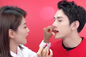 刘涛为李佳琦涂上三种颜色口红