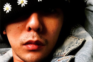 权志龙近照皮肤长痘痘抽烟留胡茬颓废风