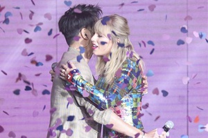 真相来了!霉霉见面会男主持全程绅士无不雅动作