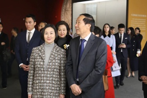 赌王一家罕见齐聚57岁何超琼合影稳居C位