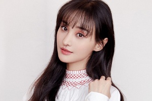 郑爽穿白色连衣裙营业清纯甜美