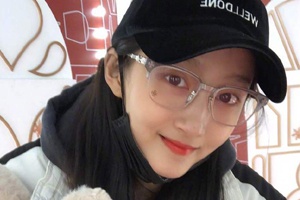 关晓彤怀抱毛绒玩偶满满少女心