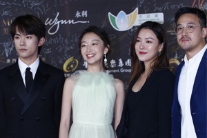 周冬雨获最佳女主角与千玺同框