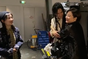 林青霞谢娜为张杰话剧捧场后台聊天感情好