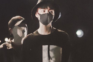 王俊凯现身湖南跨年彩排 一身黑酷范儿十足