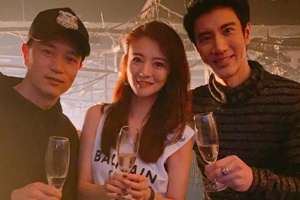 安以轩夫妇与王力宏一同跨年