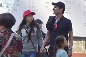 50岁莫文蔚和老公牵手逛街超恩爱