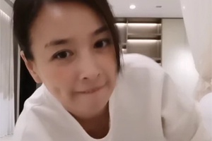 张庭在豪宅做平板支撑稍显吃力