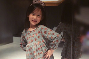 多妹穿碎花连衣裙摆pose有模有样