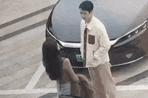 殷桃拍摄路透图曝光穿紧身上衣身材曼妙