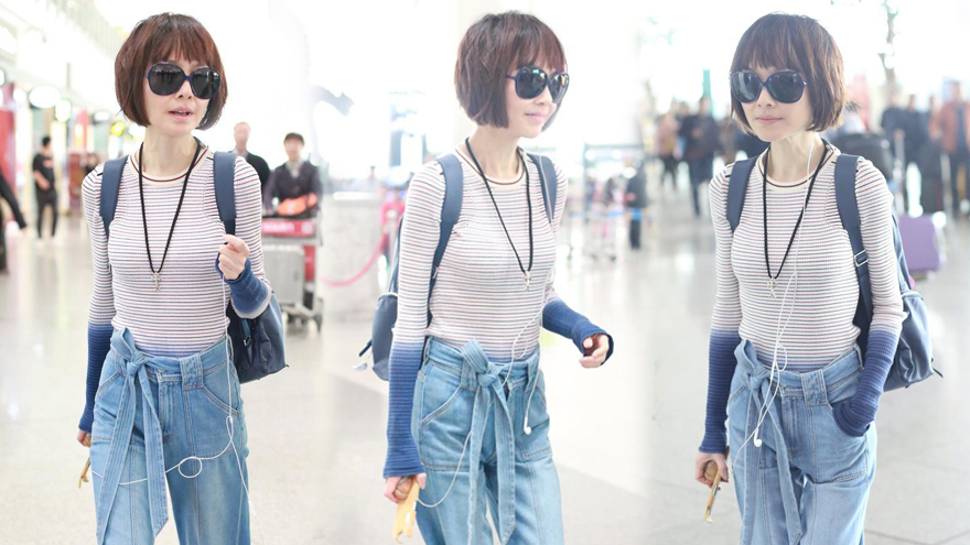 陈鲁豫针织衫配阔腿裤现身机场 身材纤细简约率性