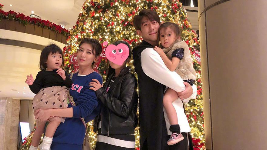 贾静雯修杰楷一家过圣诞 梧桐妹身高直逼妈妈长腿瞩目