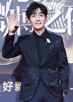 朱一龙暗纹西装闷骚