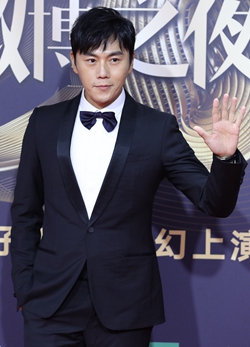 秦昊稳妥打扮气质淡然