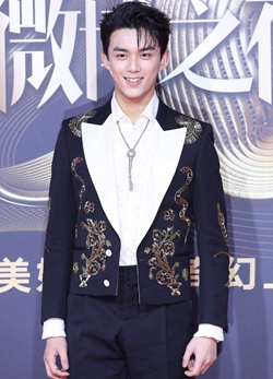 吴磊刺绣短打活力十足