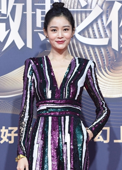 王媛可条纹彩裙气色好