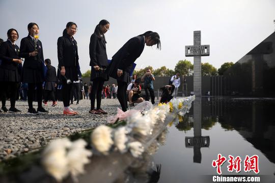 资料图：中学生向南京大屠杀遇难同胞纪念碑鞠躬。　泱波　摄