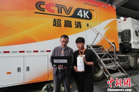 中国电信工作人员在央视春晚转播车测试5G信号 岳殿新 摄