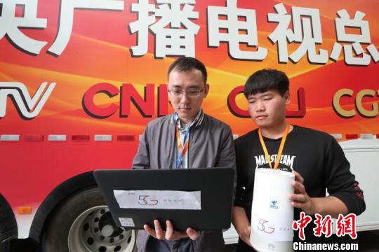 中国电信工作人员在央视春晚转播车测试5G信号 岳殿新 摄