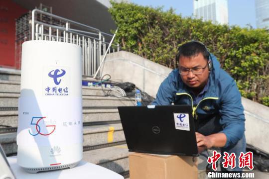 中国电信工作人员在央视春晚摄像机位通过5G终端 岳殿新 摄