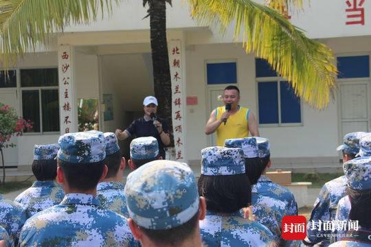 田娃慰问演出不过瘾,还和于月仙来献上一个小节目。让三沙观众高兴高兴!