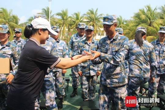 于月仙为三沙市军民作公益慰问演出时,免费为战士们发防晒霜。