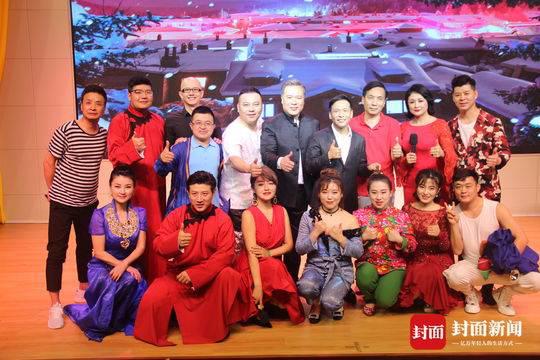慰问演出结束,全体合张影