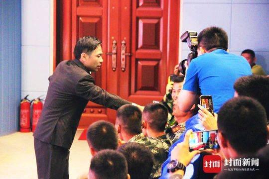 笑星宋小宝在三沙市为市民演出,亲切与观众互动。