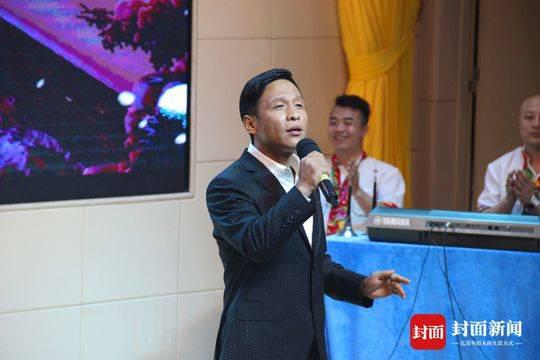 宋小宝穿正穿正装演出,成了三沙观众喜爱的“活宝”。
