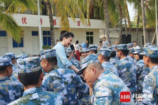 歌唱家朱砂为三沙市军民作公益慰问演出。