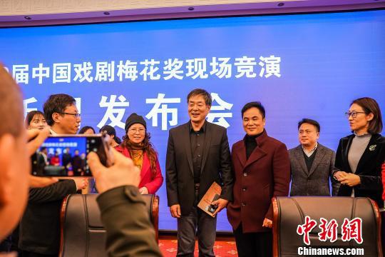 濮存昕和戏迷合影。 陈冠言 摄