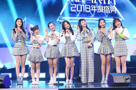 脱鞋被嘲?观众对杨超越是不是太苛刻了?