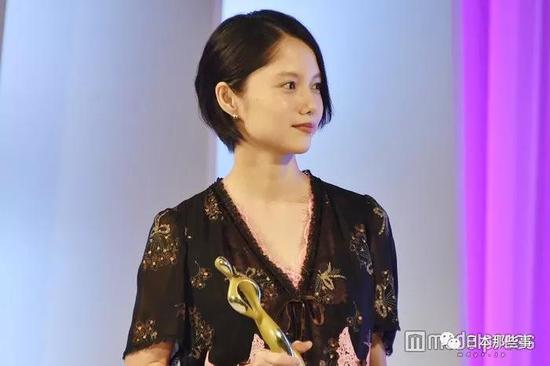 这也是她产后第一次出现在众目睽睽!
