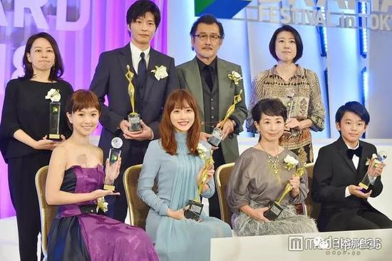 接下来再望东京国际电影节,联相符天也在六本木举走的开幕式红毯。