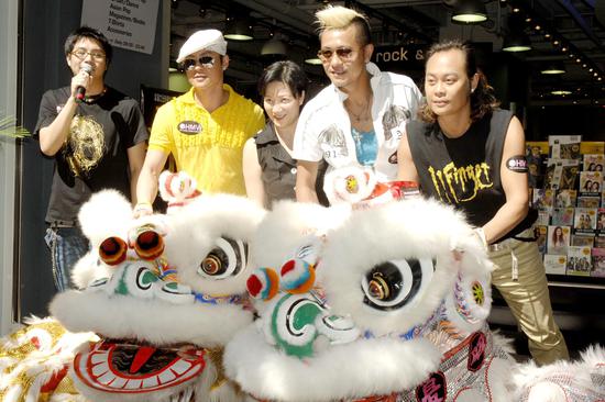 2006年6月24日草蜢笑队出席香港尖沙咀HMV新店开幕仪式 图/视觉中国