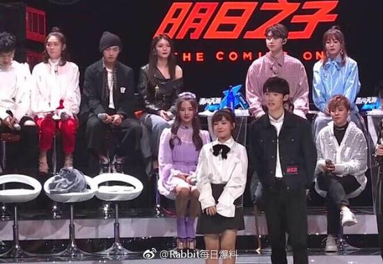 脱鞋被嘲?观众对杨超越是不是太苛刻了?