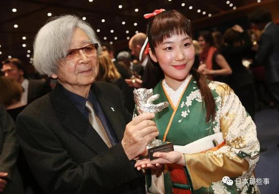 要么就是获得一定认可后,正式在好莱坞出品的影片中占据一席之地。