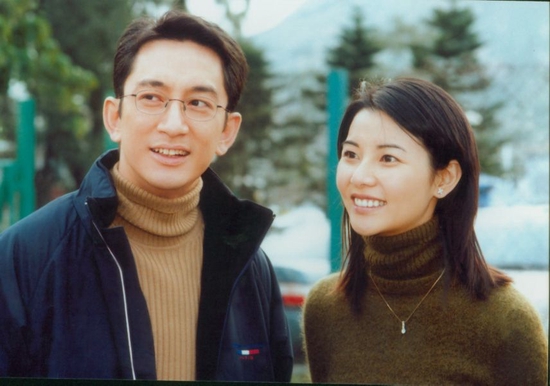 港剧《妙手仁心》系列中,吴启华饰演程至美医生 (右为蒙嘉慧)
