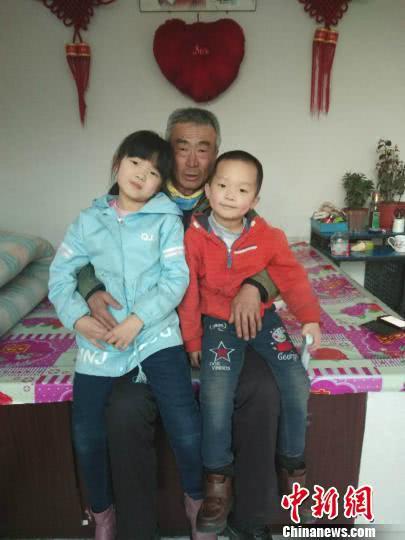 图为李玉宝大爷和孙子孙女合影。 受访者供图