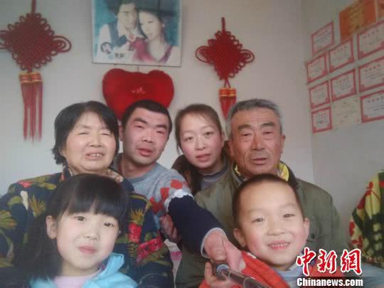 图为李玉宝大爷一家人合影。 受访者供图