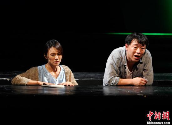 黄渤曾出演话剧《活着》(资料图)&nbsp;中新社发 刘震 摄