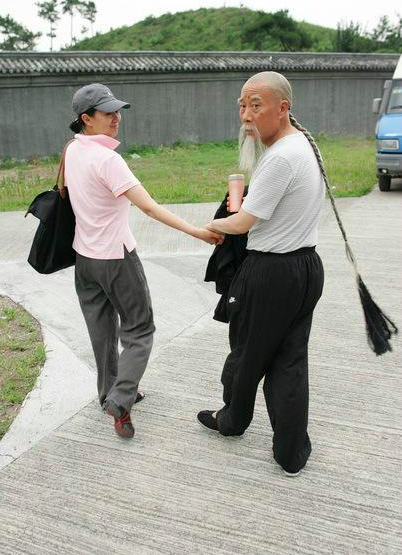 64岁李雪健和老婆罕见近照 相爱35年老婆越来越美