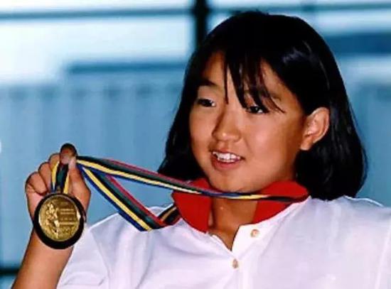 (图为岩崎恭子14岁获得奖牌照片)