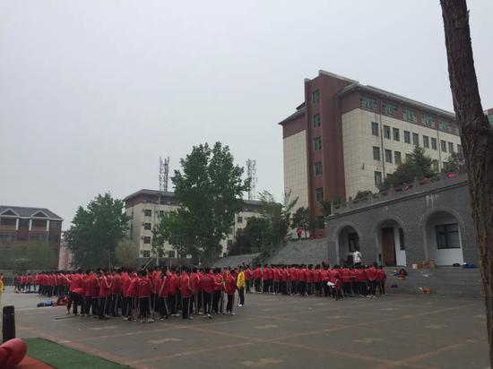 ▲4月12日傍晚,小龙武校的学生正在训练。台阶上方疑为事件发生地。新京报记者 张惠兰 摄