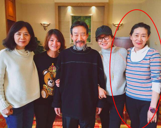 64岁李雪健和老婆罕见近照 相爱35年老婆越来越美