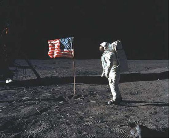 “登月第一人”阿姆斯特朗在月球上插下美国国旗 图片来自NASA官网